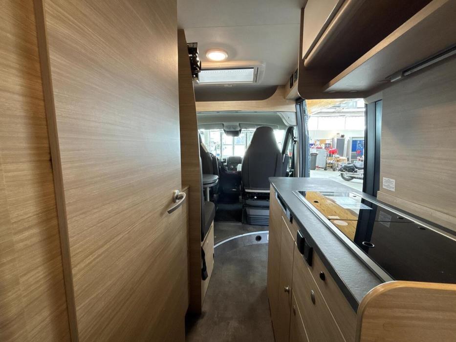 ROADCAR VAN R 601 2022