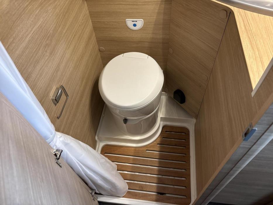 ROADCAR VAN R 601 2022