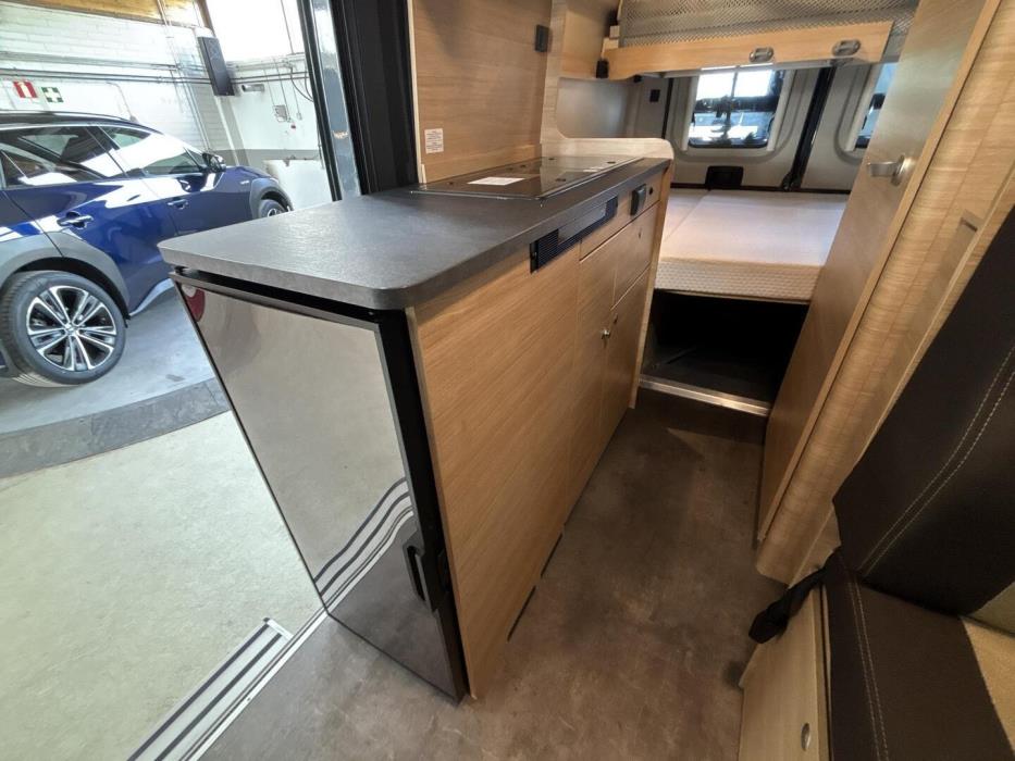 ROADCAR VAN R 601 2022