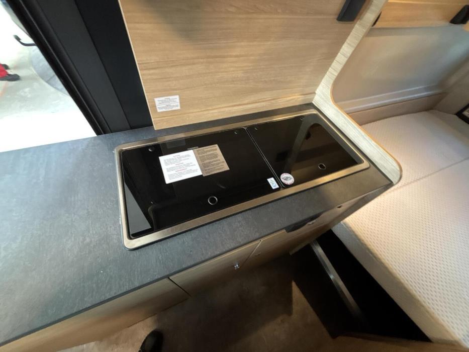 ROADCAR VAN R 601 2022