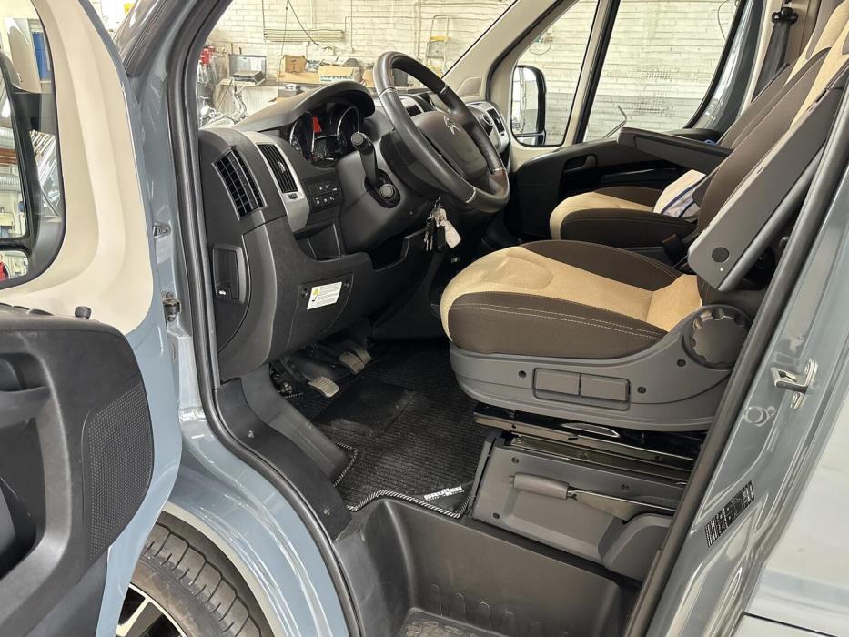 ROADCAR VAN R 601 2022