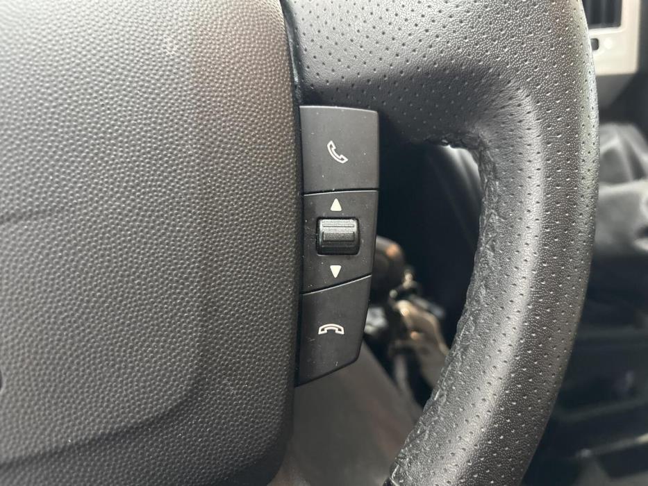 ROADCAR VAN R 601 2022