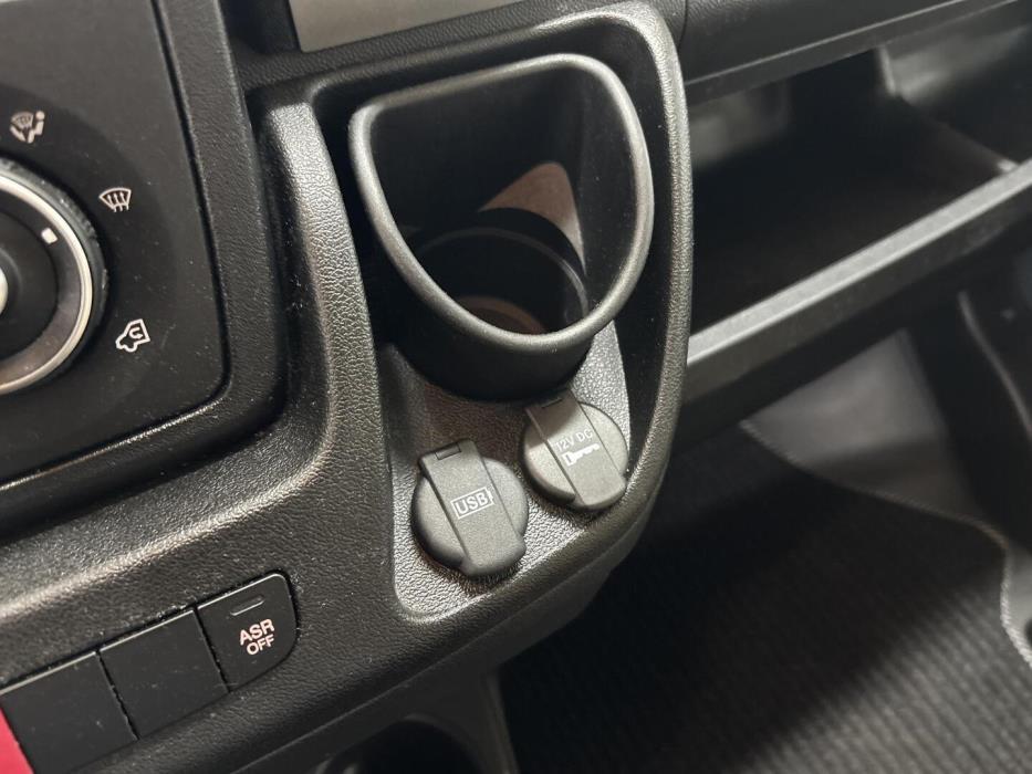 ROADCAR VAN R 601 2022