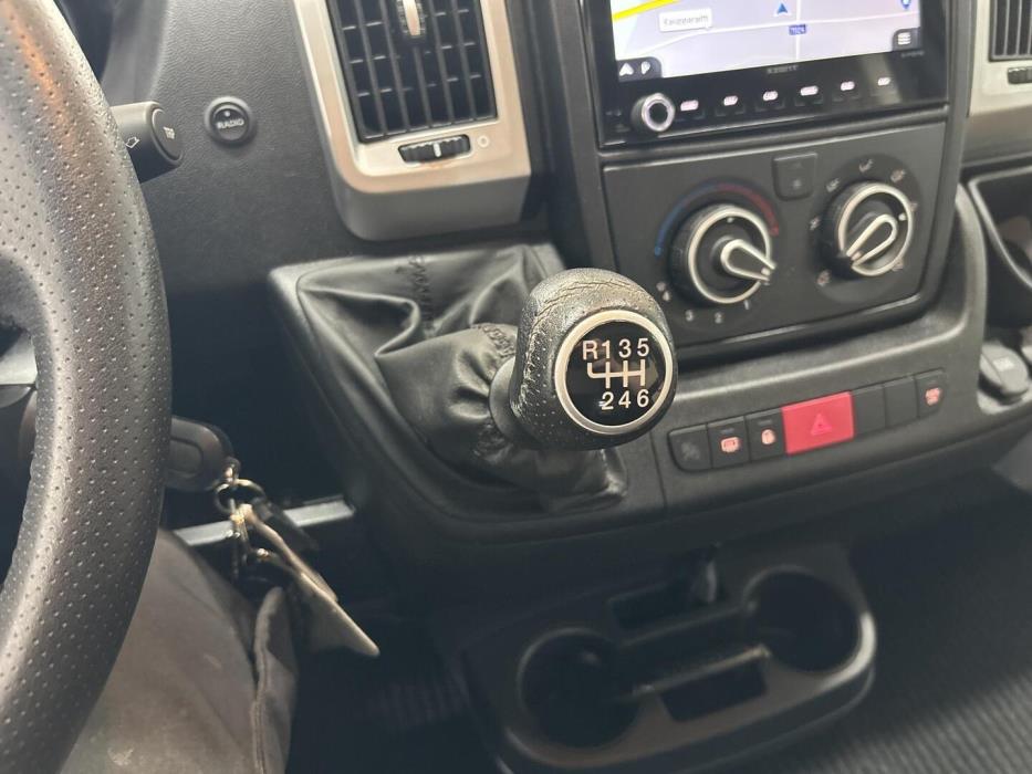 ROADCAR VAN R 601 2022