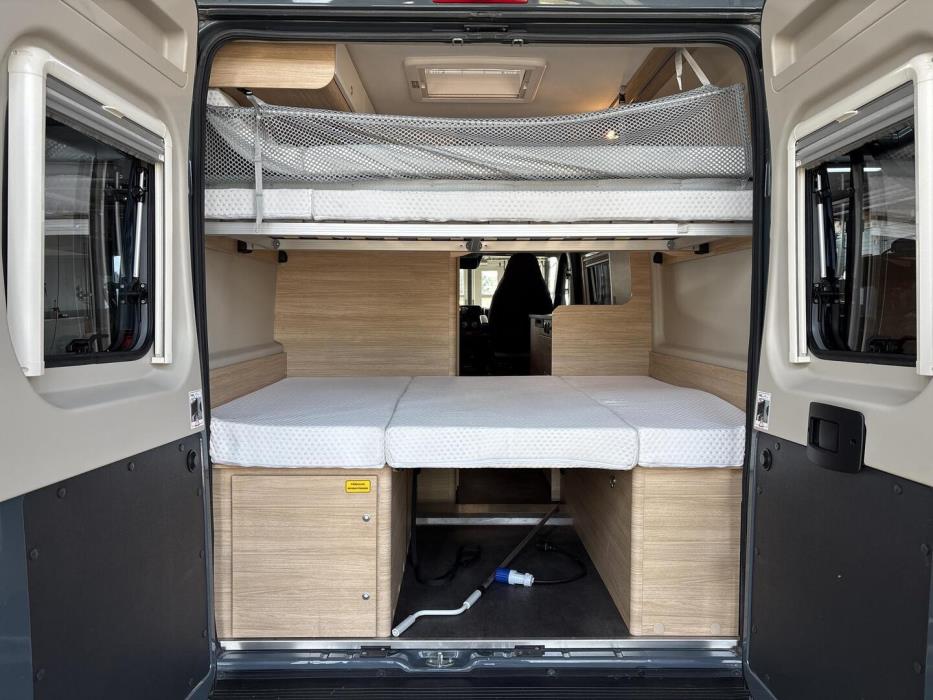 ROADCAR VAN R 601 2022