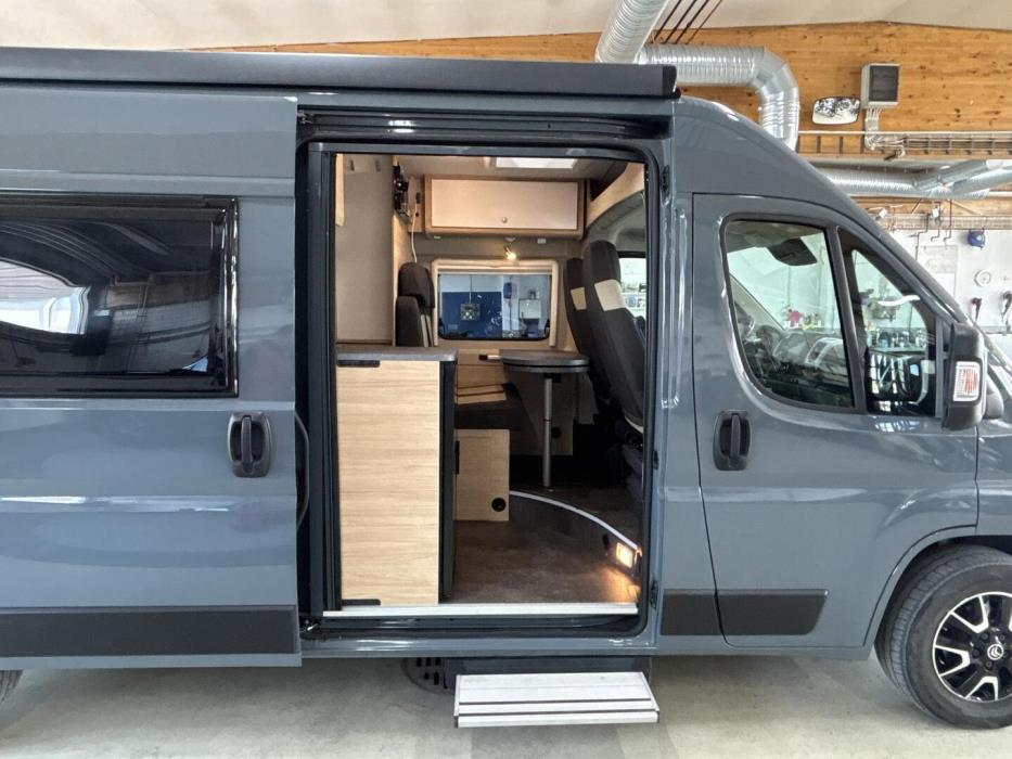 ROADCAR VAN R 601 2022