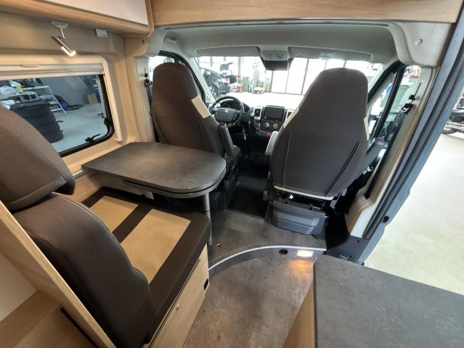 ROADCAR VAN R 601 2022