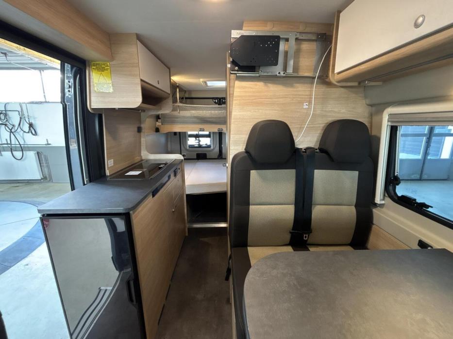 ROADCAR VAN R 601 2022