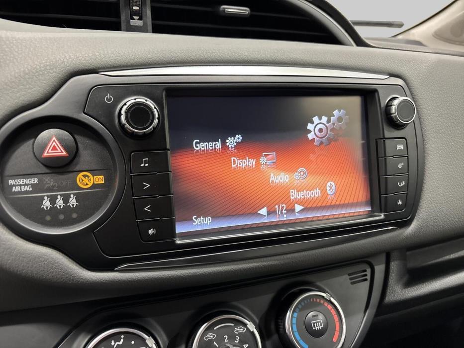 TOYOTA Yaris 2015