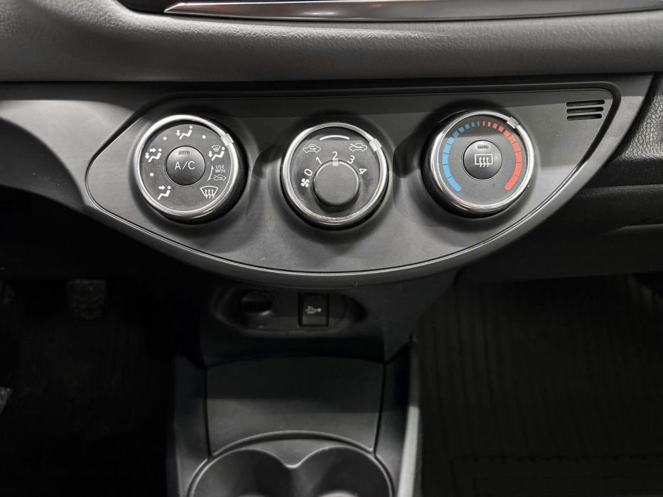 TOYOTA Yaris 2015