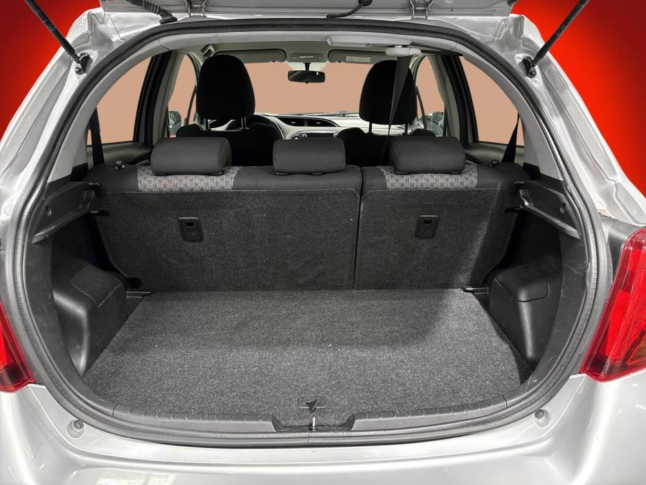 TOYOTA Yaris 2015