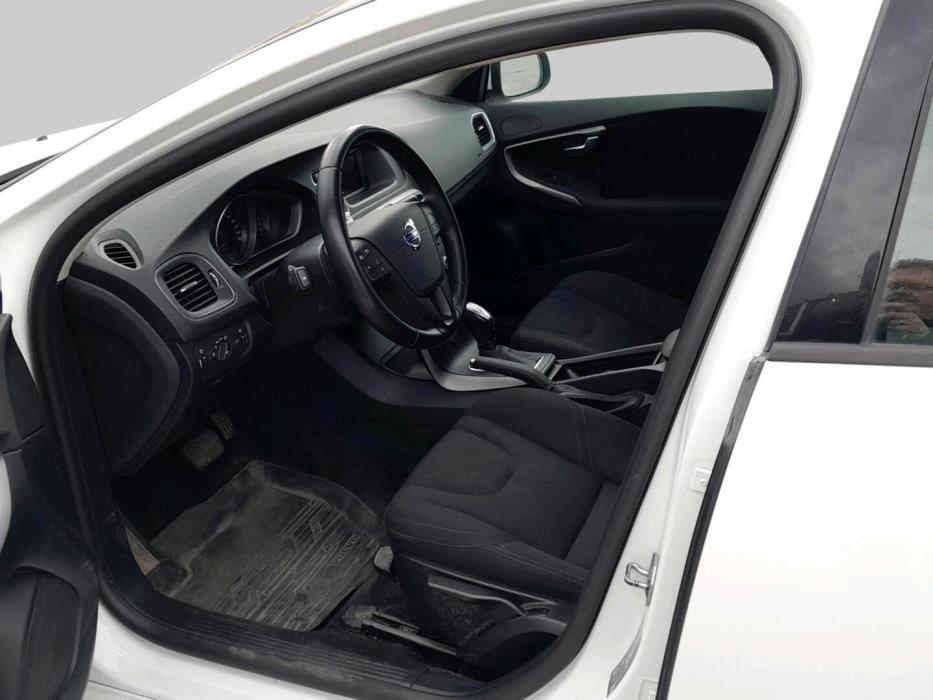 VOLVO V40 2016