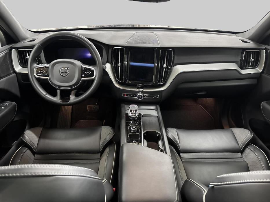 VOLVO XC60 2023