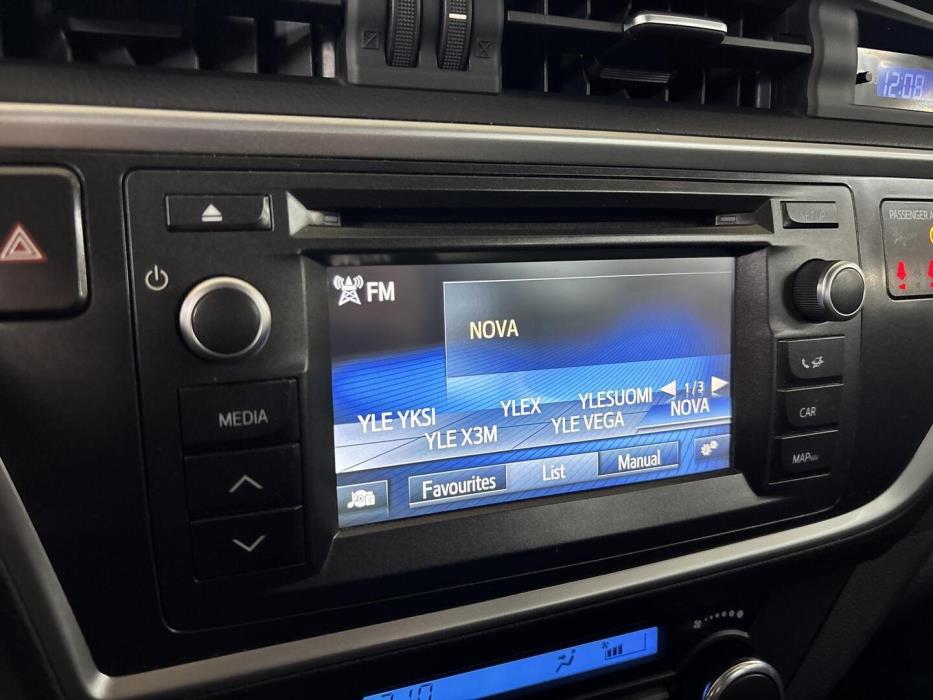 TOYOTA Auris 2015