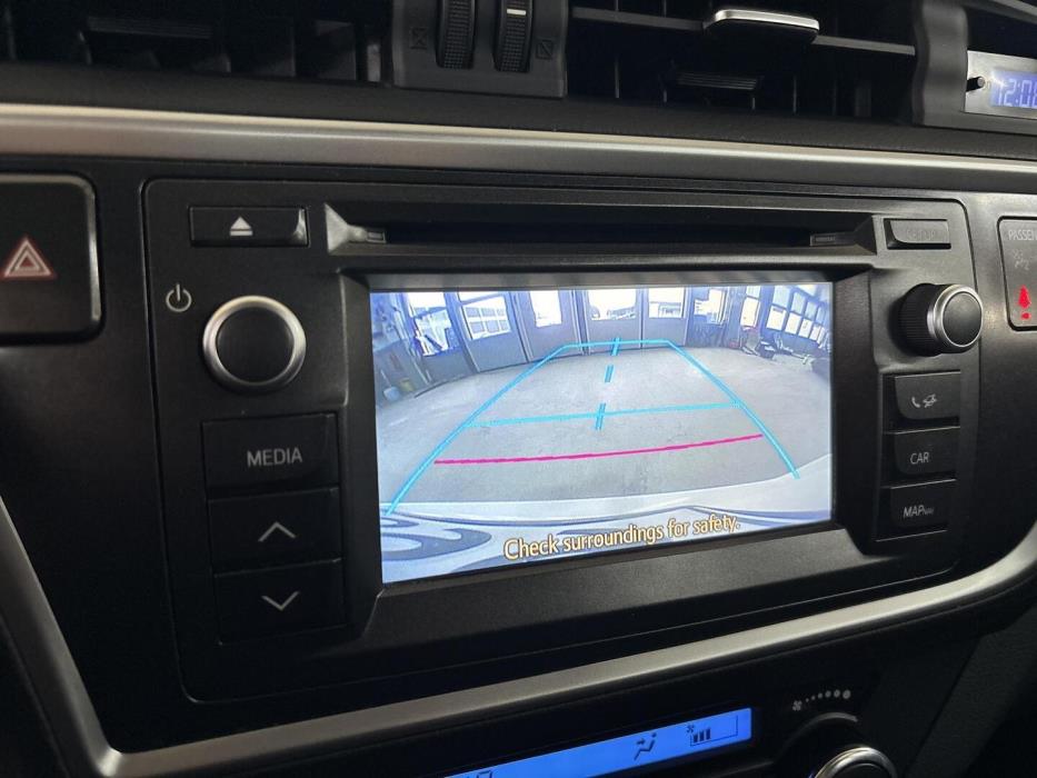 TOYOTA Auris 2015