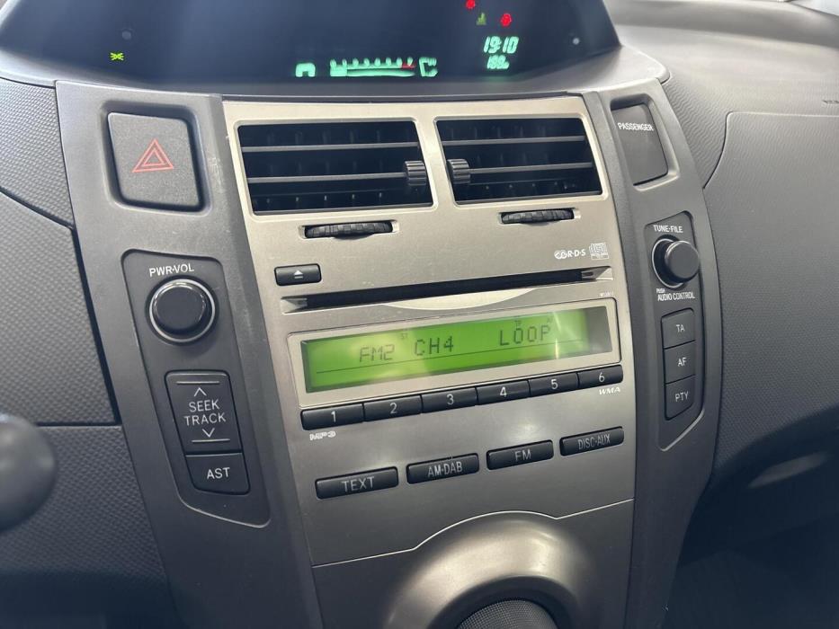 TOYOTA Yaris 2010