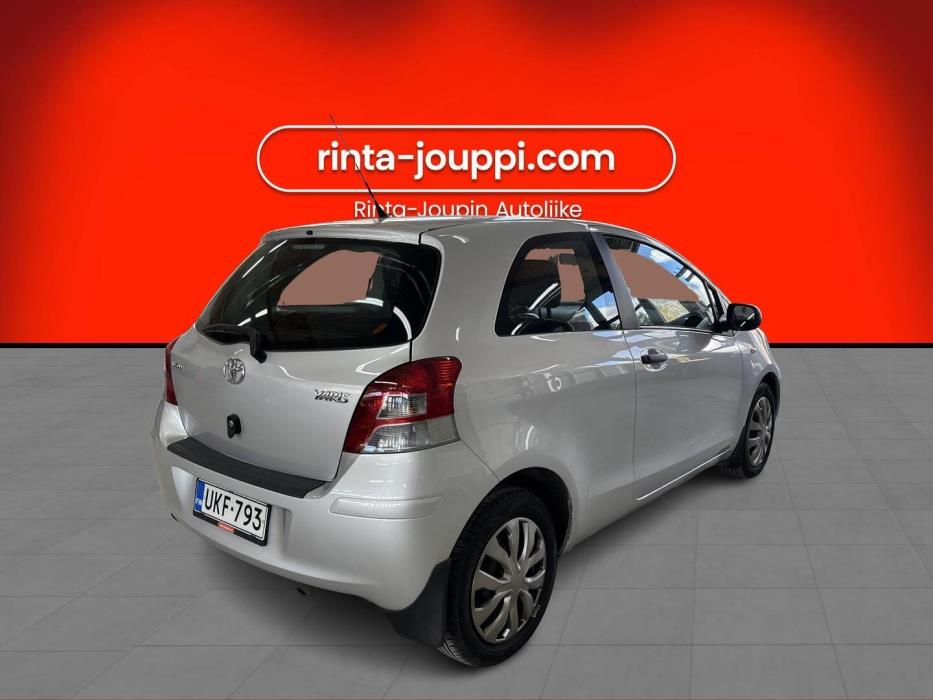 TOYOTA Yaris 2010