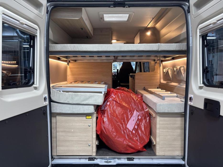 ROADCAR VAN R 601 2020