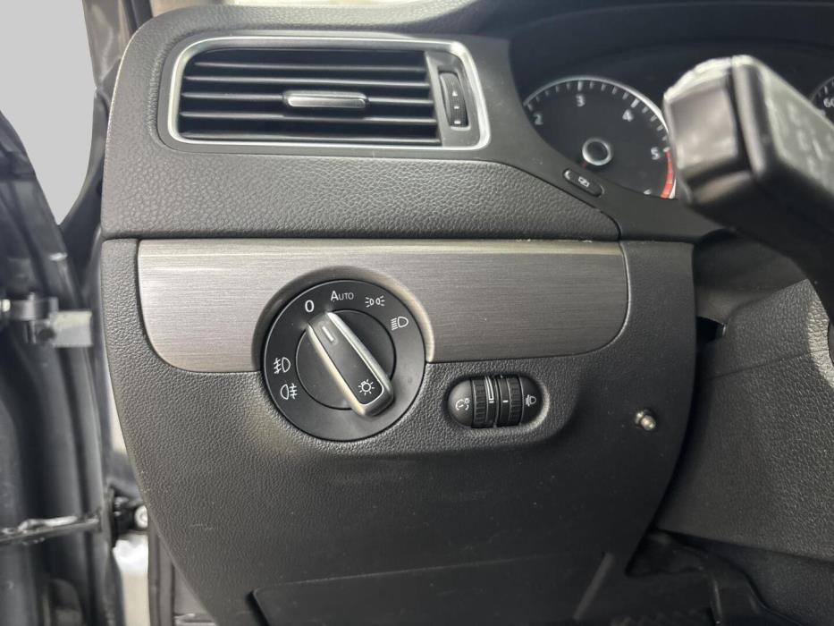 VOLKSWAGEN Jetta 2011