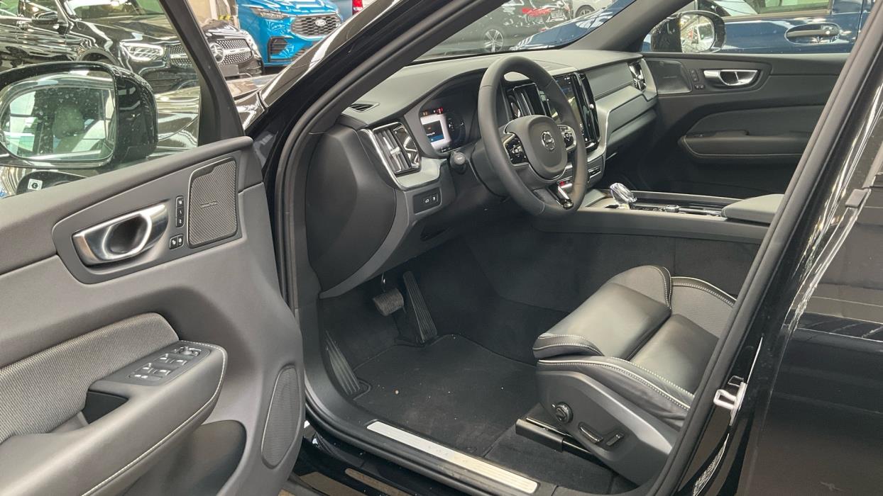 VOLVO XC60 2025