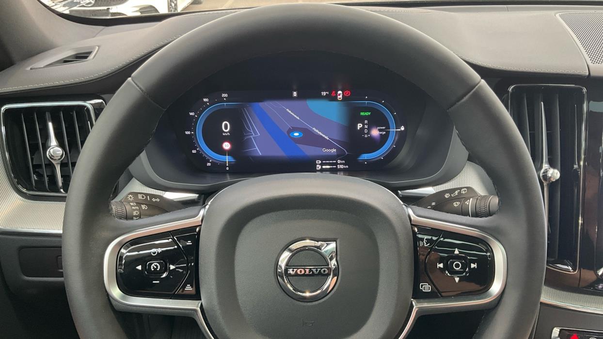 VOLVO XC60 2025