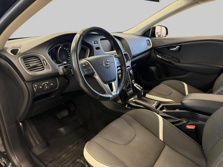 VOLVO V40 2019