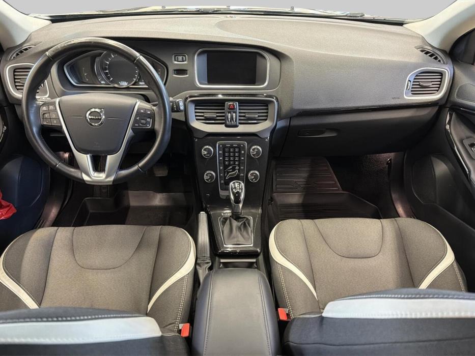 VOLVO V40 2019