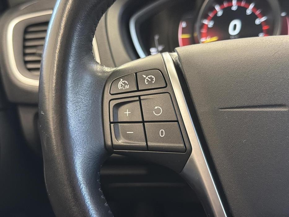 VOLVO V40 2019