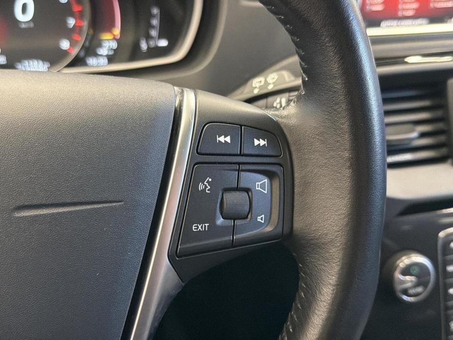 VOLVO V40 2019
