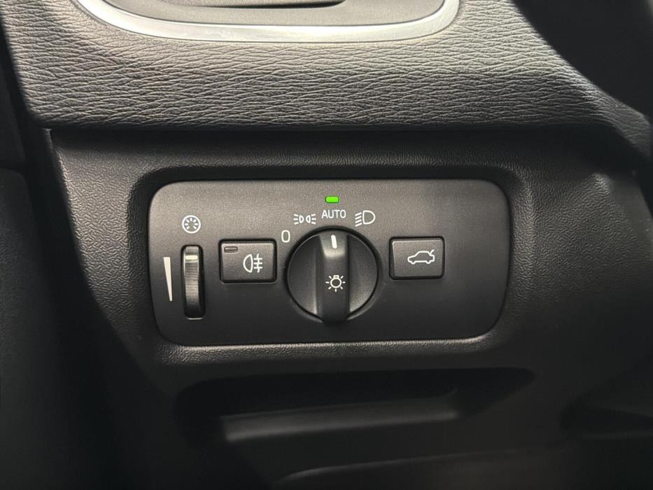 VOLVO V40 2019
