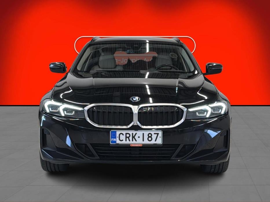 BMW 330 2023