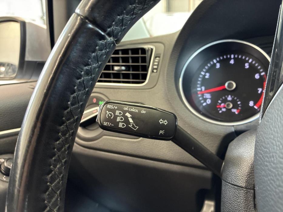 VOLKSWAGEN Polo 2016