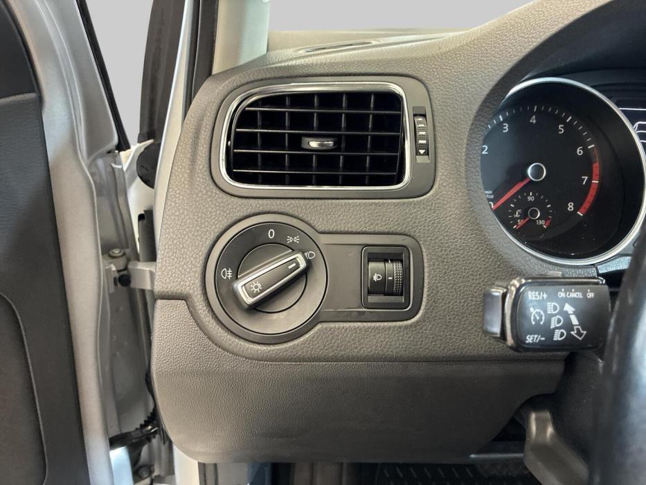 VOLKSWAGEN Polo 2016