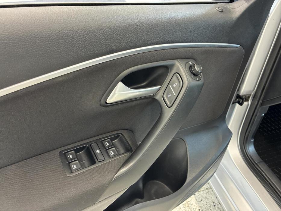 VOLKSWAGEN Polo 2016