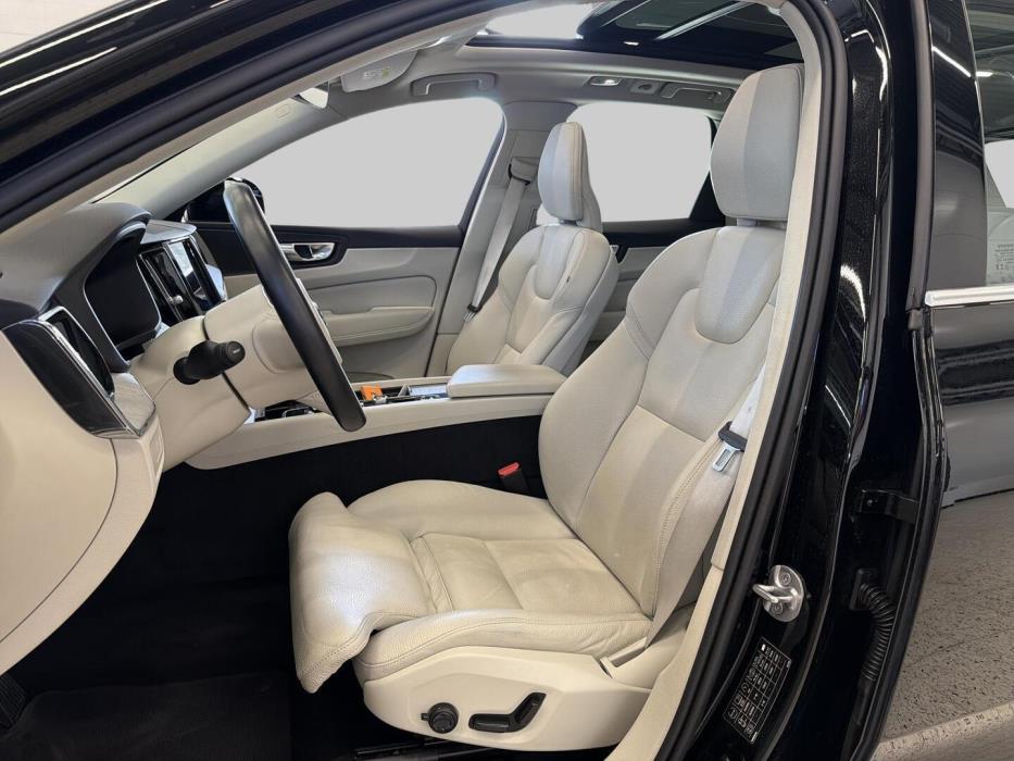VOLVO XC60 2023