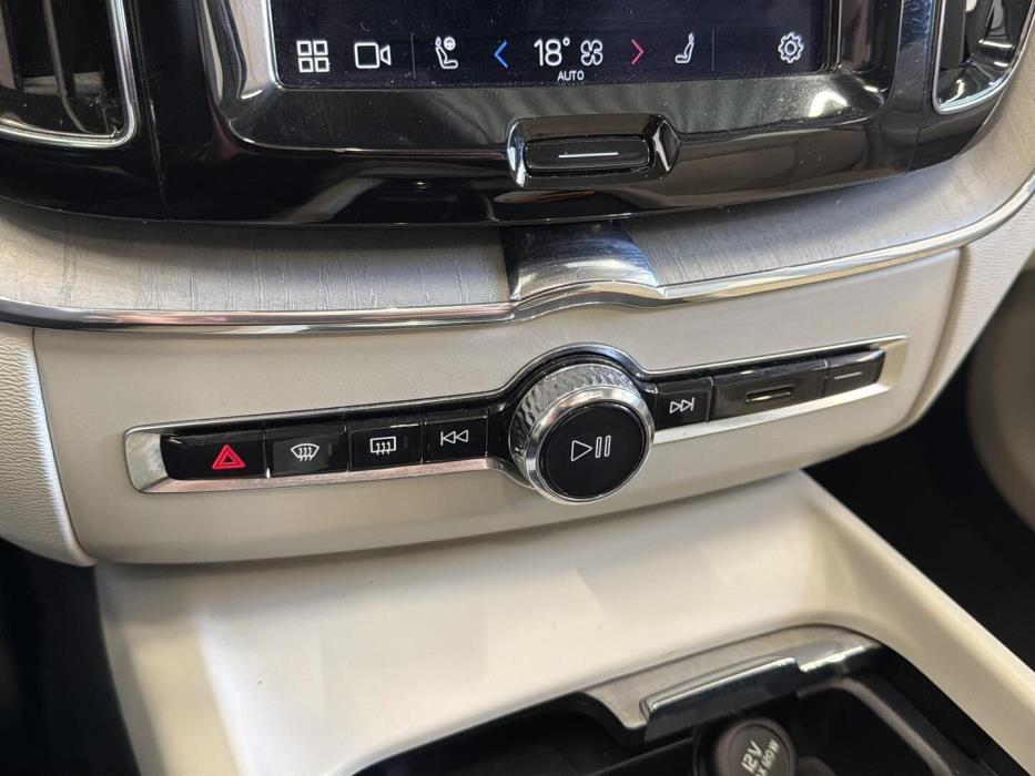 VOLVO XC60 2023