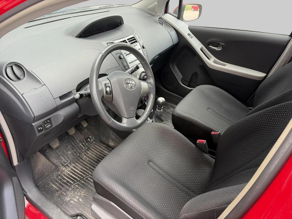 TOYOTA Yaris 2010