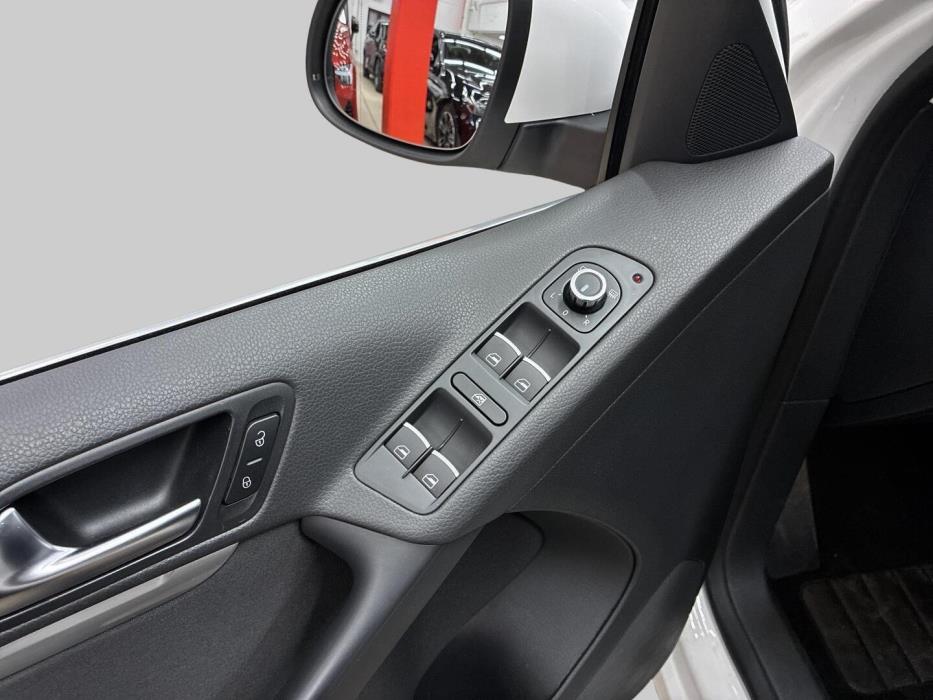 VOLKSWAGEN Tiguan 2011