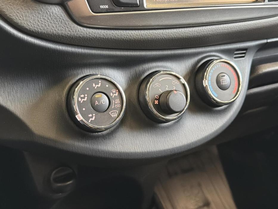 TOYOTA Yaris 2012