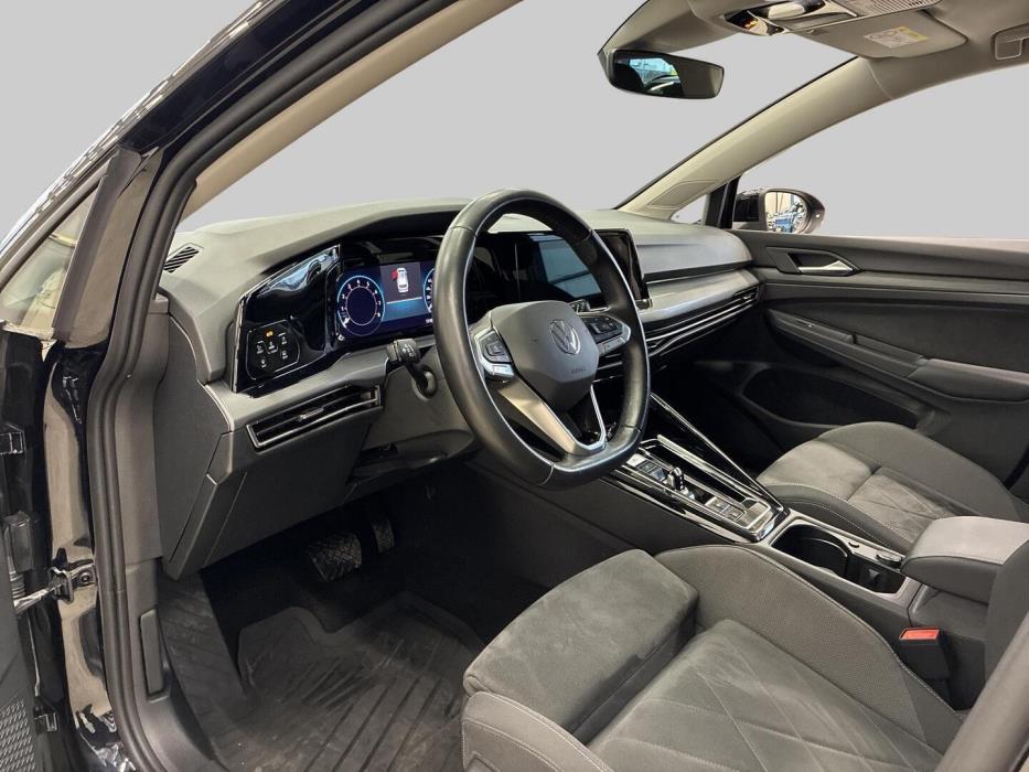 VOLKSWAGEN Golf 2023