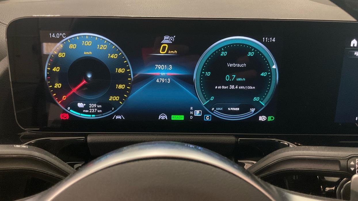 MERCEDES-BENZ EQA 2023