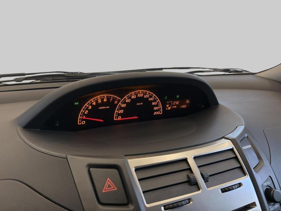TOYOTA Yaris 2011