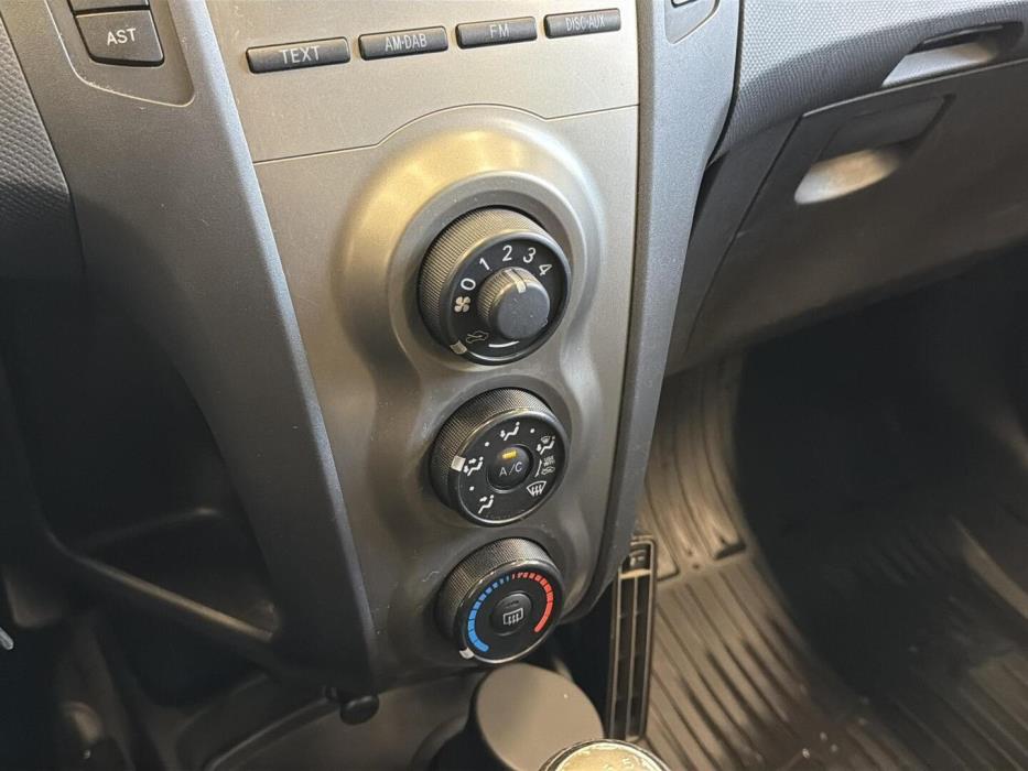 TOYOTA Yaris 2011
