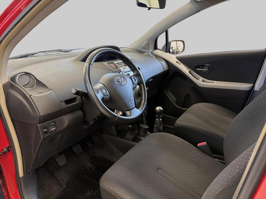 TOYOTA Yaris 2011