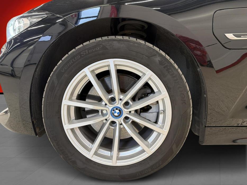 BMW 330 2023