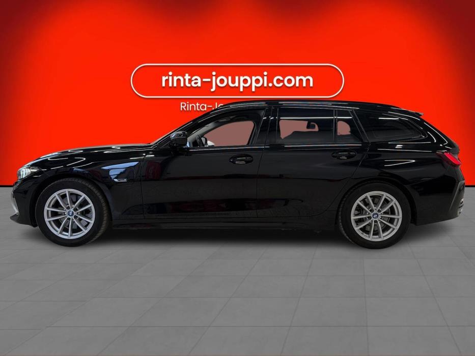 BMW 330 2023
