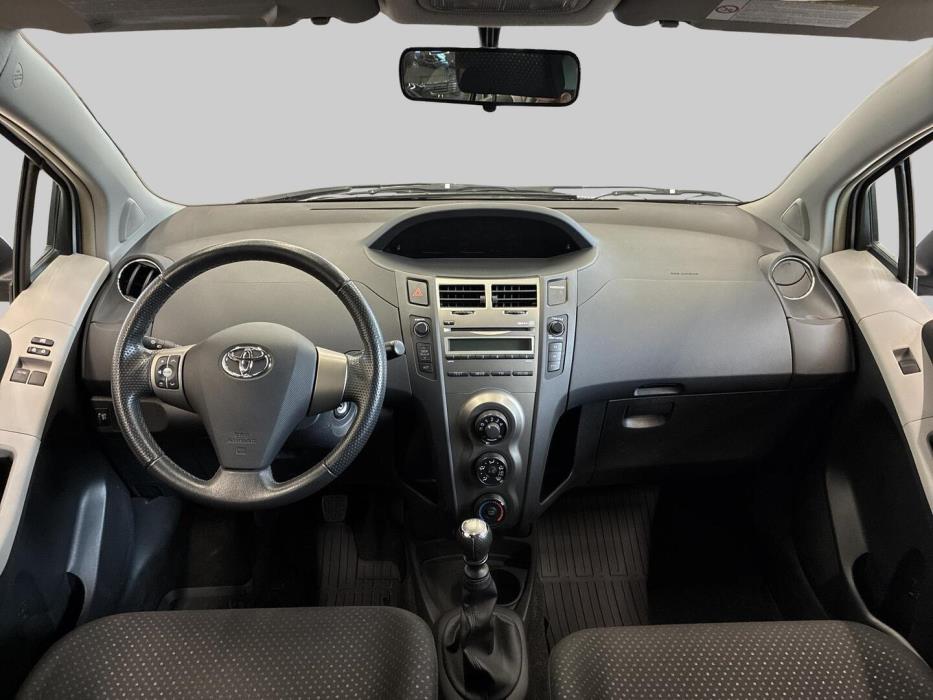 TOYOTA Yaris 2011