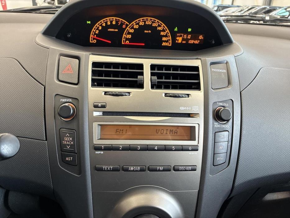 TOYOTA Yaris 2011