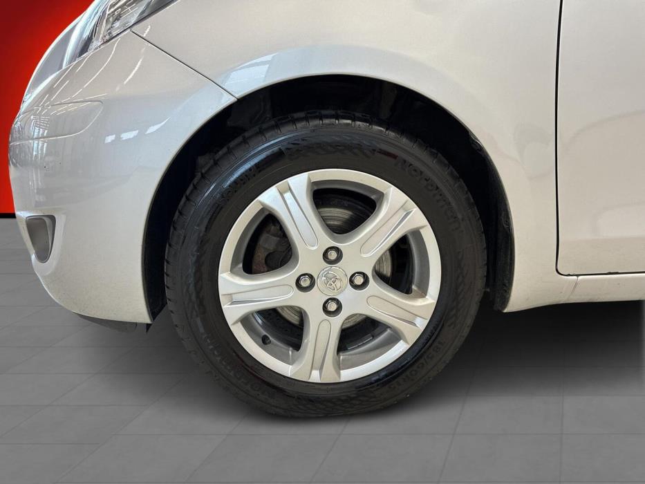 TOYOTA Yaris 2011