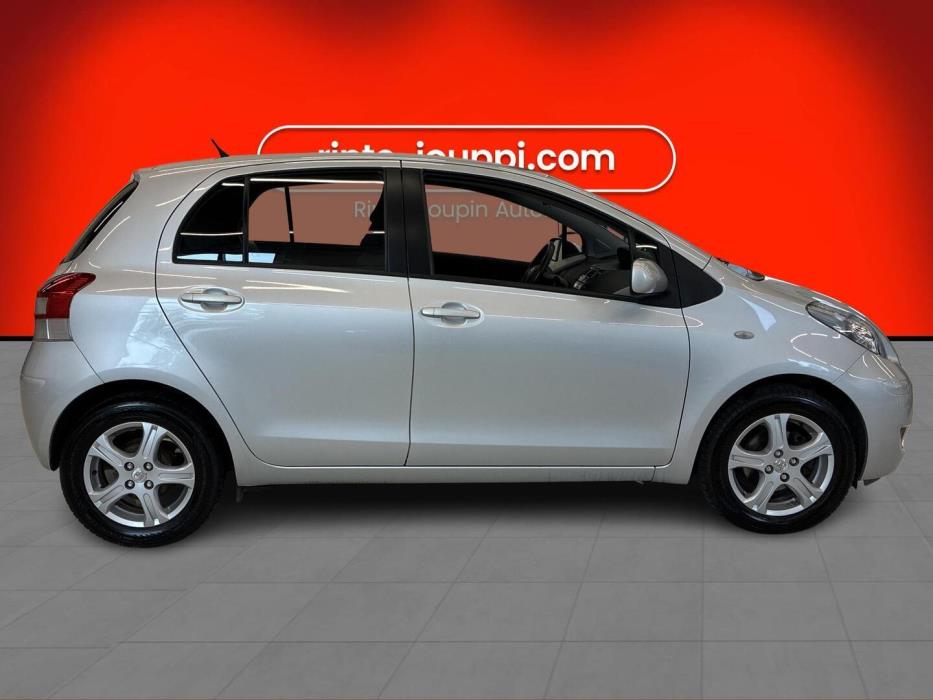 TOYOTA Yaris 2011